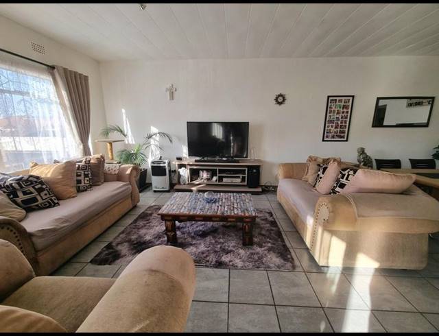 2 BEDROOM APARTMENT FOR SALE IN NEW REDRUTH